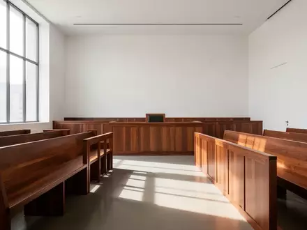 Ein leerer Gerichtssaal mit modernem, minimalistischem Design und hellem Tageslichteinfall. - Foto: über boerse-global.de