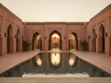 Ein minimalistischer Innenhof in einem marokkanischen Luxus-Resort bei Sonnenaufgang mit einem ruhigen Wasserbecken. - Foto: über boerse-global.de