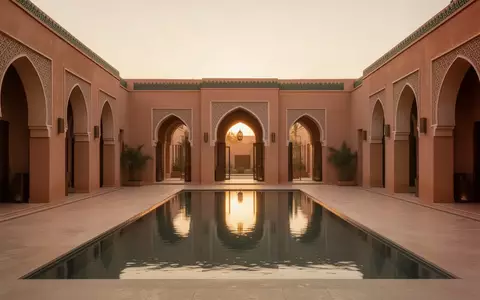 Ein minimalistischer Innenhof in einem marokkanischen Luxus-Resort bei Sonnenaufgang mit einem ruhigen Wasserbecken. - Foto: über boerse-global.de