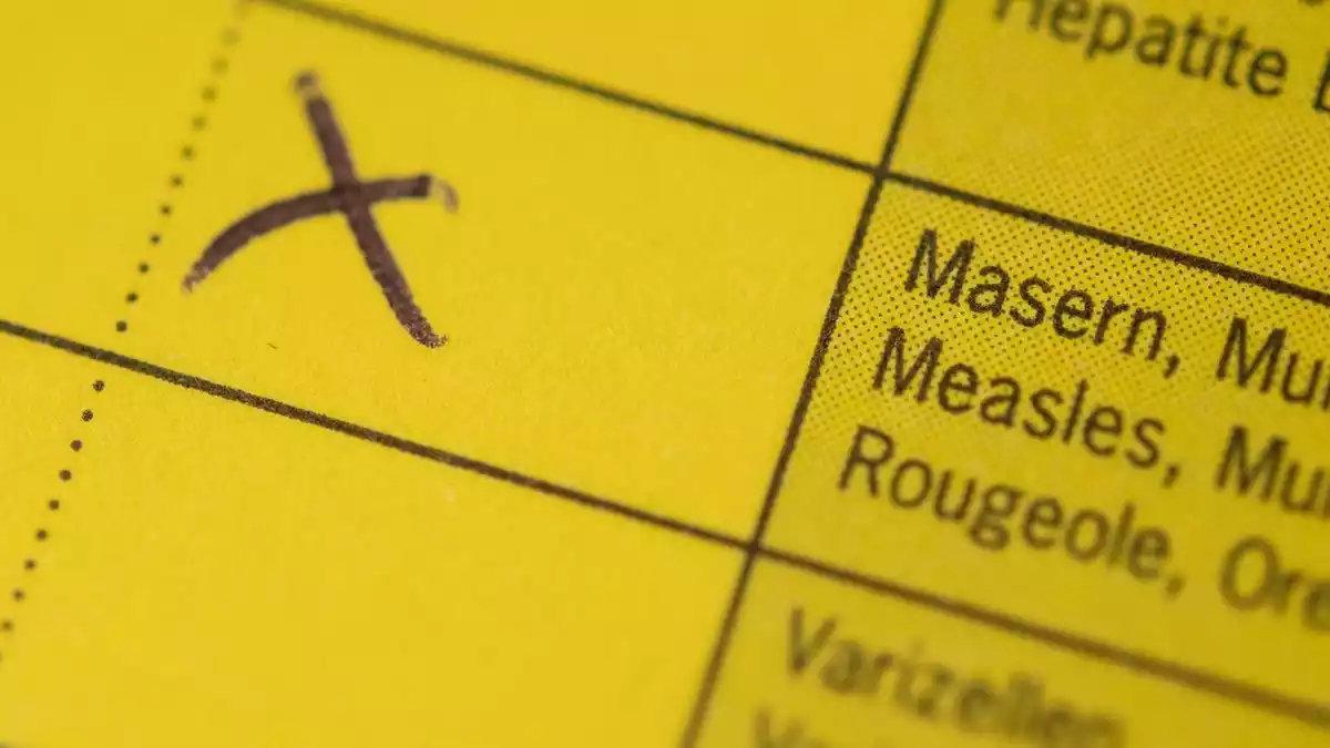 Als mögliche Faktoren werden unter anderem Veränderungen im Vertrauen in Impfstoffe und Fehlinformationen genannt. - Bild: Marius Becker/dpa