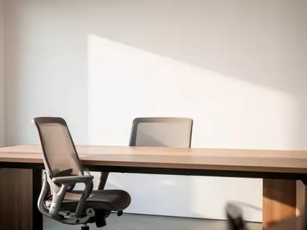 Ein minimalistisch gestalteter, heller Büroarbeitsplatz mit einem leeren Schreibtisch in einer ruhigen Arbeitsumgebung. - Foto: über boerse-global.de
