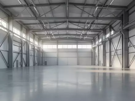 Helle, minimalistische Produktionshalle mit klaren architektonischen Linien und natürlichem Lichteinfall. - Foto: über boerse-global.de