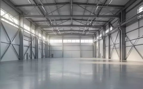 Helle, minimalistische Produktionshalle mit klaren architektonischen Linien und natürlichem Lichteinfall. - Foto: über boerse-global.de