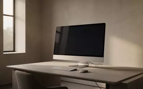 Ein minimalistischer, moderner Arbeitsplatz mit einem ausgeschalteten Monitor in einem hellen Raum. - Foto: über boerse-global.de