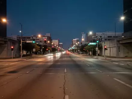 Eine leere Straßenkreuzung in einer texanischen Stadt bei Dämmerung mit Fokus auf die urbane Infrastruktur. - Foto: über boerse-global.de