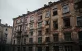 Fassade eines sanierungsbedürftigen Wohngebäudes in einem städtischen Umfeld bei bewölktem Himmel. - Foto: über boerse-global.de