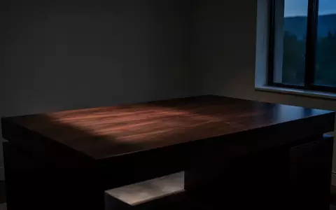 Ein minimalistisch eingerichteter, leerer Arbeitsbereich bei Dämmerung, der eine Atmosphäre der Stille und Verletzlichkeit ausstrahlt. - Foto: über boerse-global.de
