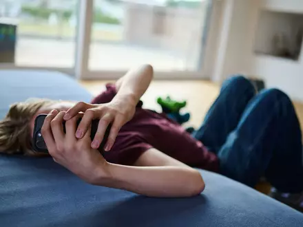 Schon früh sind junge Menschen von Gefahren der sozialen Netzwerke gefährdet. (Symbolfoto) - Foto: Annette Riedl/dpa