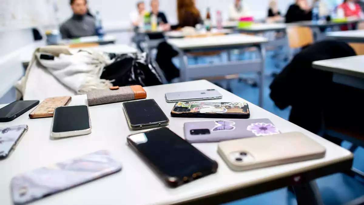 Pornos, Dickpics und KI-manipulierte Bilder zirkulieren längst auch in Schulchats. (Symbolfoto) - Bild: Hauke-Christian Dittrich/dpa