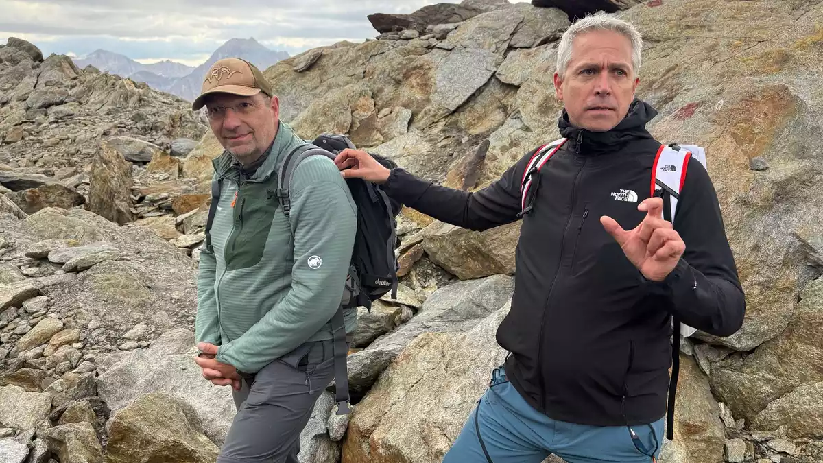 Die beiden Kriminalisten Oliver Peschel und Alexander Horn haben für ihre Recherchen häufig den Tatort besucht.  - Bild: Matthias Röder/dpa