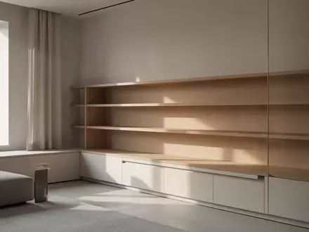 Ein minimalistisch gestalteter, aufgeräumter Wohnbereich mit einer leeren Holzablage in hellem Tageslicht. - Foto: über boerse-global.de