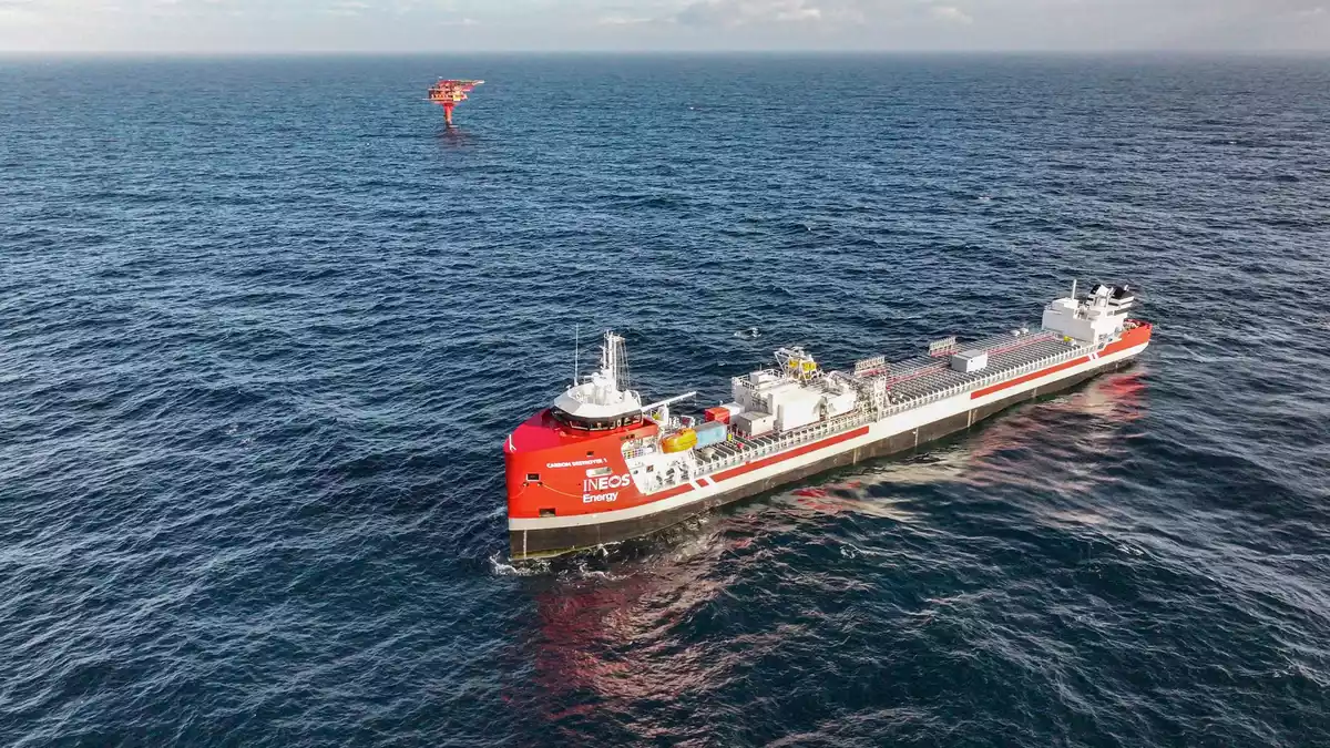 Das Transportschiff Carbon Destroyer 1 bringt das flüssige CO2 zur ausgedienten Ölplattform Nini West in der Nordsee vor Dänemark. (Handout) - Bild: Handout / Berlin/INEOS Energy/dpa