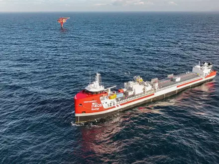 Das Transportschiff Carbon Destroyer 1 bringt das flüssige CO2 zur ausgedienten Ölplattform Nini West in der Nordsee vor Dänemark. (Handout) - Foto: Handout / Berlin/INEOS Energy/dpa