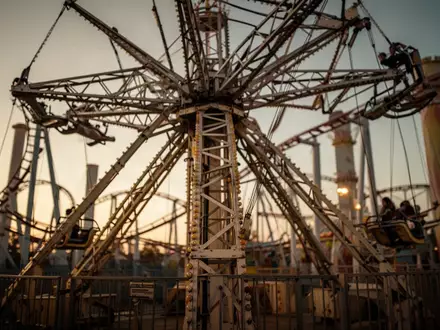 Leeres Fahrgeschäft auf einem Jahrmarkt in der Abenddämmerung mit Fokus auf die Stahlkonstruktion. - Foto: über boerse-global.de