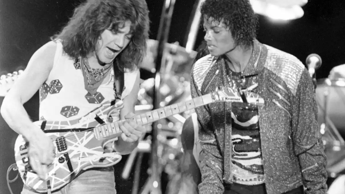 Berühmte Stratocaster-Kopie: die «Franken-Strat» des 2020 gestorbenen Gitarrenvirtuosen Eddie van Halen. Auf dem Bild ist van Halen bei einem Auftritt mit Michael Jackson im Jahr 1983 zu sehen. - Bild: Carlos Osorio/AP/dpa