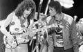 Berühmte Stratocaster-Kopie: die «Franken-Strat» des 2020 gestorbenen Gitarrenvirtuosen Eddie van Halen. Auf dem Bild ist van Halen bei einem Auftritt mit Michael Jackson im Jahr 1983 zu sehen. - Foto: Carlos Osorio/AP/dpa