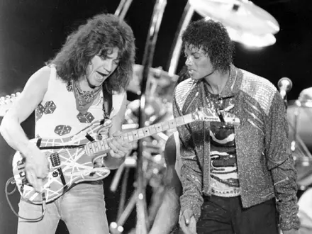 Berühmte Stratocaster-Kopie: die «Franken-Strat» des 2020 gestorbenen Gitarrenvirtuosen Eddie van Halen. Auf dem Bild ist van Halen bei einem Auftritt mit Michael Jackson im Jahr 1983 zu sehen. - Foto: Carlos Osorio/AP/dpa