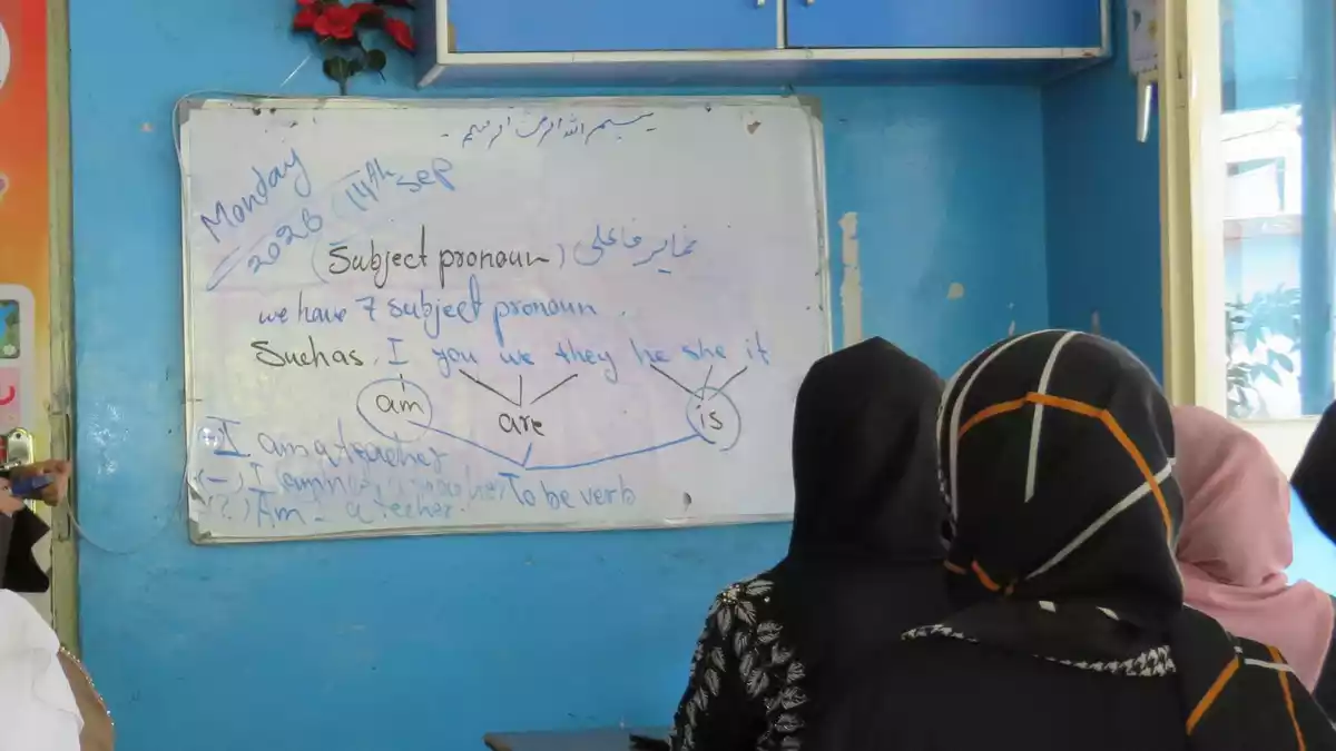 «Im KI-Zeitalter müssen wir einfach alle Englisch können», sagt eine Englischlehrerin in Afghanistan. - Bild: Jawad Kohnaward/dpa