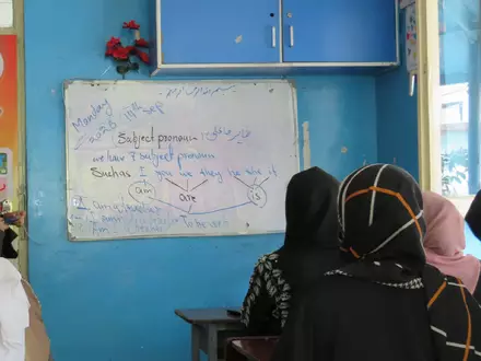 «Im KI-Zeitalter müssen wir einfach alle Englisch können», sagt eine Englischlehrerin in Afghanistan. - Foto: Jawad Kohnaward/dpa