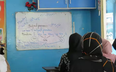 «Im KI-Zeitalter müssen wir einfach alle Englisch können», sagt eine Englischlehrerin in Afghanistan. - Foto: Jawad Kohnaward/dpa