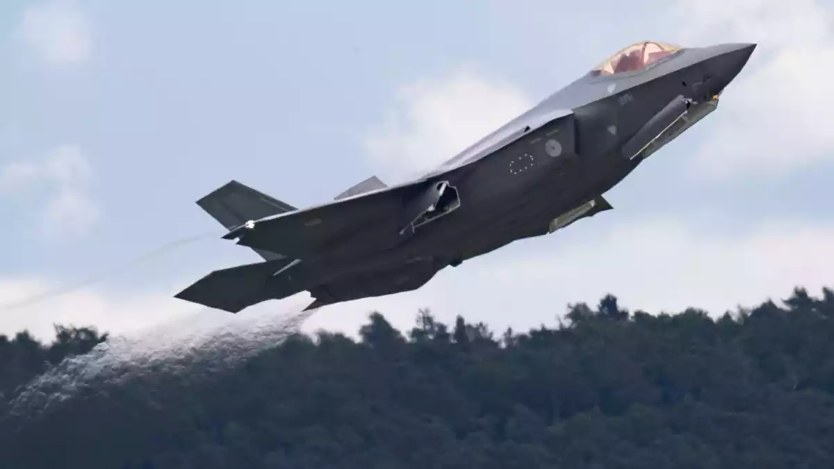 Ein Kampfjet vom Typ F-35 startet in Ramstein - Bild: Boris Roessler/dpa