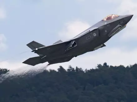 Ein Kampfjet vom Typ F-35 startet in Ramstein - Foto: Boris Roessler/dpa