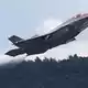 Ein Kampfjet vom Typ F-35 startet in Ramstein - Bild: Boris Roessler/dpa