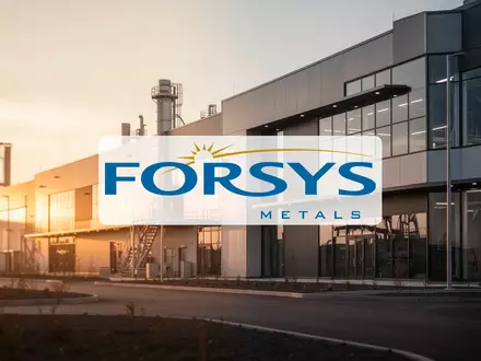 Moderne Industrieanlage im goldenen Licht als Symbol für unternehmerische Neuausrichtung und Marktinteresse. - Foto: über boerse-global.de