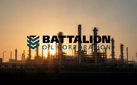 Industrielle Silhouette einer Ölraffinerie bei Sonnenuntergang als Symbol für den Energiesektor. - Foto: über boerse-global.de