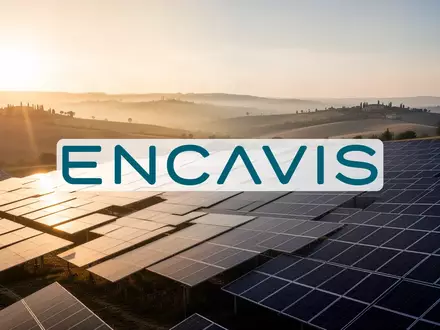 Weitläufige Solarparks in einer sonnigen italienischen Hügellandschaft bei goldenem Licht. - Foto: über boerse-global.de