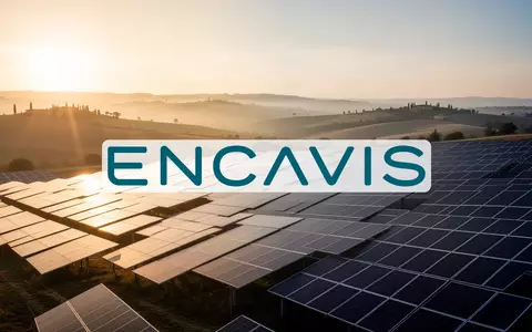 Weitläufige Solarparks in einer sonnigen italienischen Hügellandschaft bei goldenem Licht. - Foto: über boerse-global.de