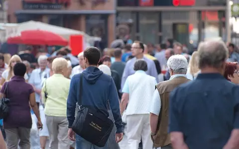 Menschen in einer Fußgängerzone (Archiv) - Foto: via dts Nachrichtenagentur