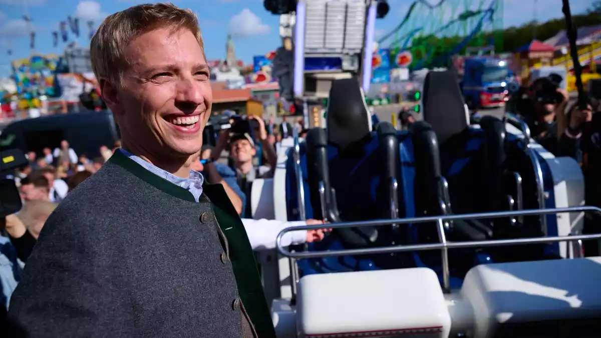 Beim Wiesn-Rundgang am Donnerstag gab es schon mal gutes Wetter mit blauem Himmel. - Bild: Sven Hoppe/dpa