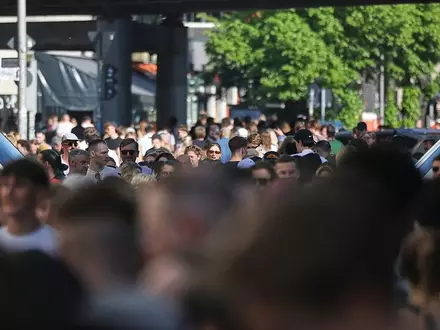 Menschen auf der StraĂźe (Archiv) - Foto: via dts Nachrichtenagentur