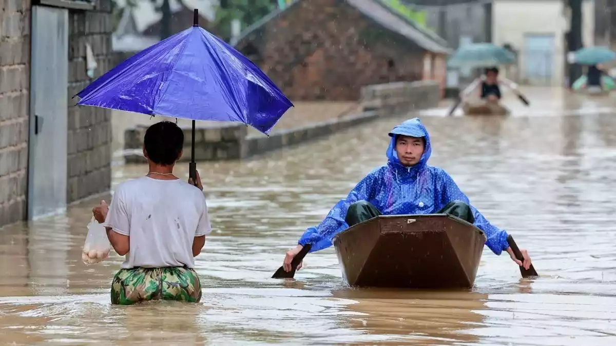 Am Stadtrand von Hanoi stand das Wasser meterhoch in den Straßen. - Bild: Pham Tuan Anh/VNA/AP/dpa