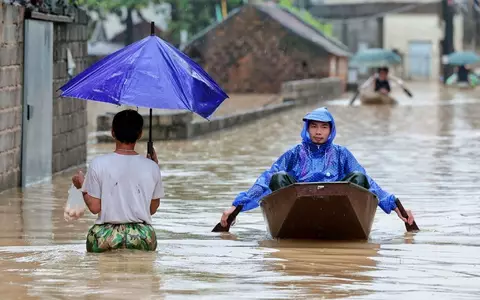 Am Stadtrand von Hanoi stand das Wasser meterhoch in den Straßen. - Foto: Pham Tuan Anh/VNA/AP/dpa