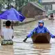 Am Stadtrand von Hanoi stand das Wasser meterhoch in den Straßen. - Bild: Pham Tuan Anh/VNA/AP/dpa
