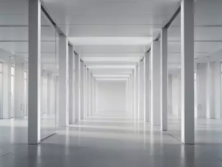 Eine minimalistische Architektur mit parallelen, hellen Säulen in einer leeren Halle als Symbol für strukturierte Prozesse. - Foto: über boerse-global.de