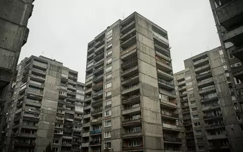 Ein brutalistischer Hochhauskomplex aus den 1970er Jahren mit sichtbaren Betonfassaden und Balkonen unter einem bewölkten Himmel. - Foto: über boerse-global.de