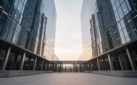 Moderne Glasfassade eines BĂŒrogebĂ€udes bei Tageslicht als Symbol fĂŒr institutionelle Finanzinfrastruktur. - Foto: ĂŒber boerse-global.de