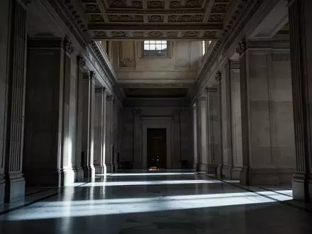 Ein langer, menschenleerer Flur mit neoklassizistischer Architektur und poliertem Marmorboden in einem Regierungsgebäude. - Foto: über boerse-global.de