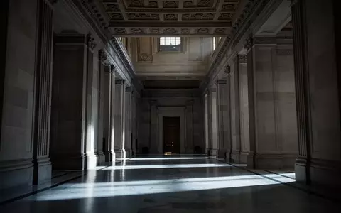 Ein langer, menschenleerer Flur mit neoklassizistischer Architektur und poliertem Marmorboden in einem Regierungsgebäude. - Foto: über boerse-global.de