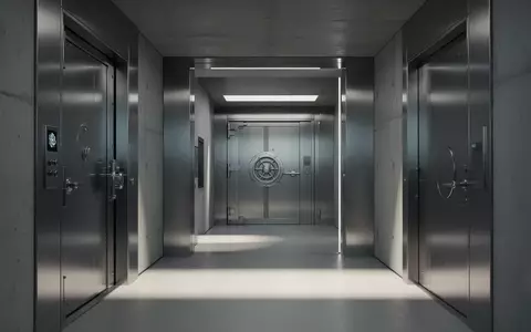 Ein minimalistischer, moderner Banktresor-Korridor aus gebürstetem Stahl und Beton mit weicher, atmosphärischer Beleuchtung. - Foto: über boerse-global.de