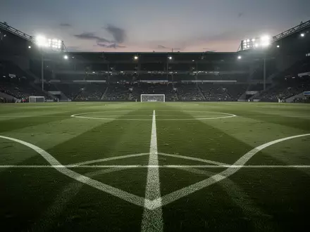 Ein unbespieltes, perfekt gepflegtes Fußballfeld bei Dämmerung unter Flutlicht. - Foto: über boerse-global.de