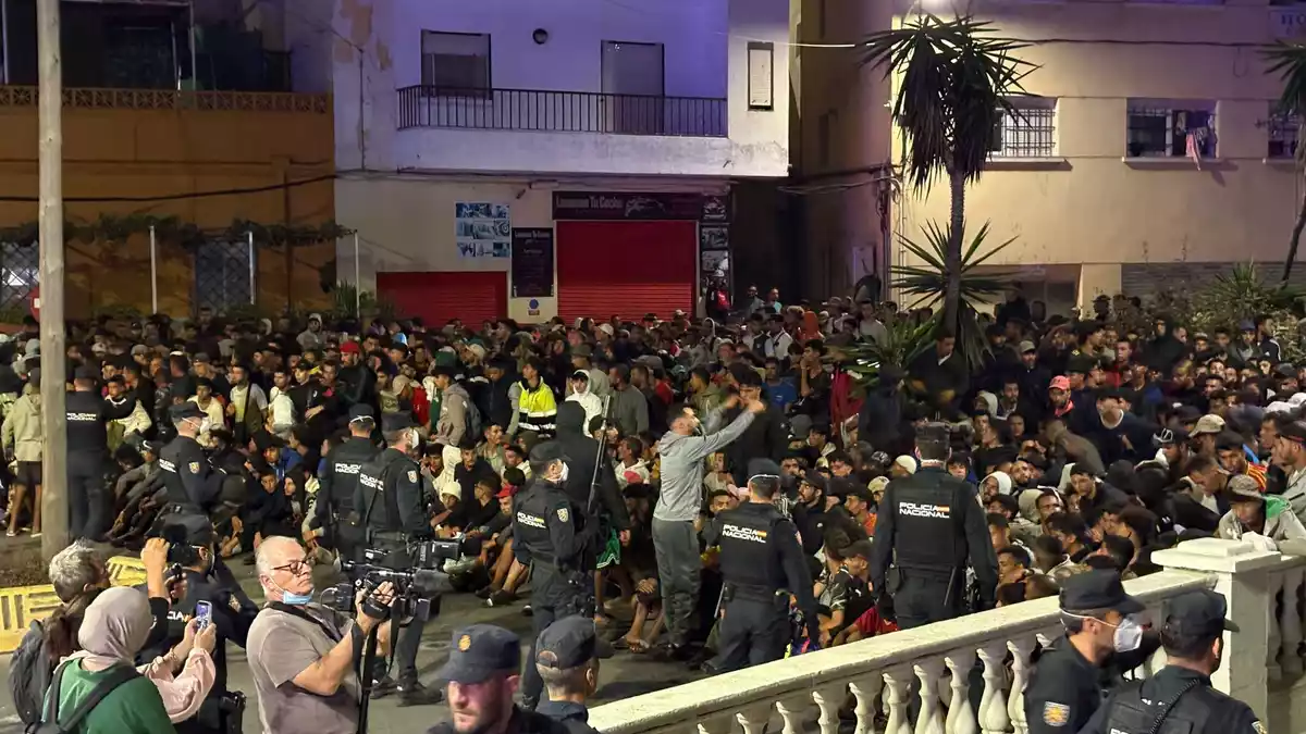 Die Polizei musste die Menge mit zusätzlichen Kräften unter Kontrolle bringen. - Bild: Gabriela Sardá Núñez/EUROPA PRESS/dpa