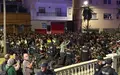Die Polizei musste die Menge mit zusätzlichen Kräften unter Kontrolle bringen. - Foto: Gabriela Sardá Núñez/EUROPA PRESS/dpa