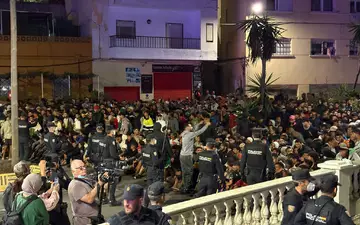 Die Polizei musste die Menge mit zusätzlichen Kräften unter Kontrolle bringen. - Foto: Gabriela Sardá Núñez/EUROPA PRESS/dpa