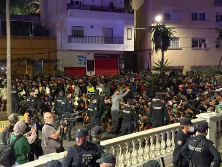 Die Polizei musste die Menge mit zusätzlichen Kräften unter Kontrolle bringen. - Foto: Gabriela Sardá Núñez/EUROPA PRESS/dpa