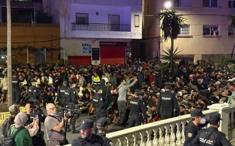 Die Polizei musste die Menge mit zusätzlichen Kräften unter Kontrolle bringen. - Foto: Gabriela Sardá Núñez/EUROPA PRESS/dpa