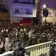 Die Polizei musste die Menge mit zusätzlichen Kräften unter Kontrolle bringen. - Bild: Gabriela Sardá Núñez/EUROPA PRESS/dpa